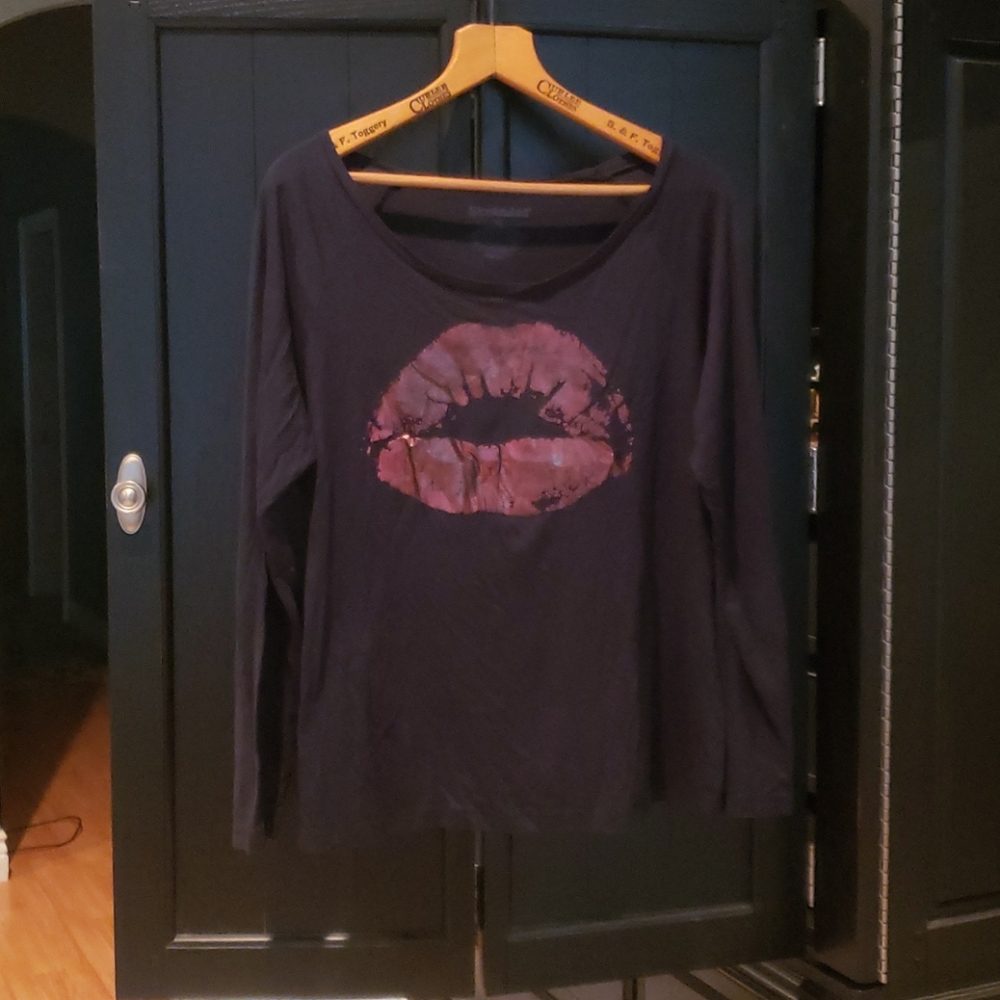 Long sleeve shirt with metallic red lips